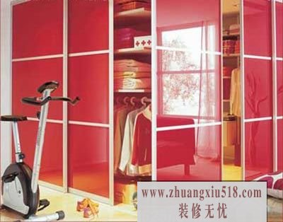 借助卧室灯照明衣帽间