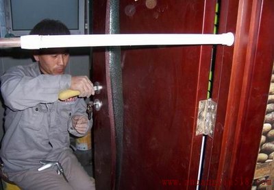 木门安装现场图