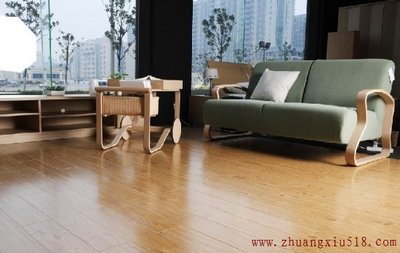 实木地板养护打蜡好还是精油佳