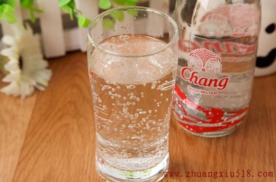 红酒溅到地毯上怎么办？教你巧妙去除法