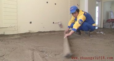 满铺水泥砂浆后用长木杠拍实搓平