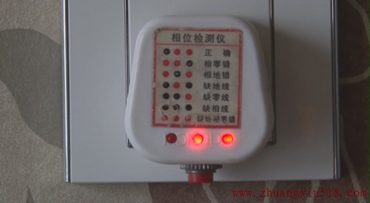 图为检查插座相位是否正确