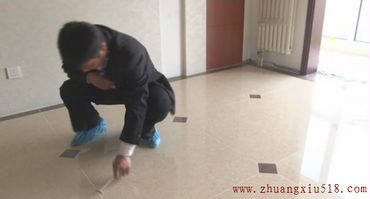 图为检查地砖