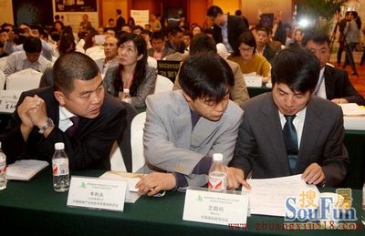 周华伟、牛利永、艾鹤鸣认真探讨大会安排