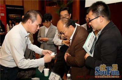周华伟、牛利永、艾鹤鸣认真探讨大会安排