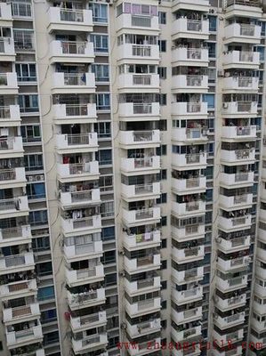 装修需谨慎 14楼掉下整扇铝合金窗户路人险丧命