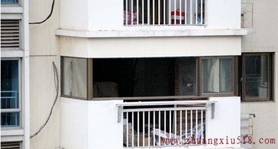 装修需谨慎 14楼掉下整扇铝合金窗户路人险丧命
