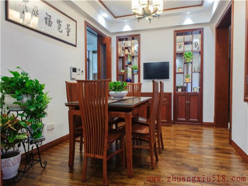 中式古典的餐桌