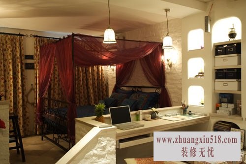 主人菲菲是一个身材苗条、衣容很有个性的女孩儿,由于自己学习的专业是新闻,所以对自己的个人空间有着非常清晰明确的想法。虽然后来的结果和最初的设想大相径庭,也不耽误她在这个美丽的“视觉”之家里快乐幸福地享受着。