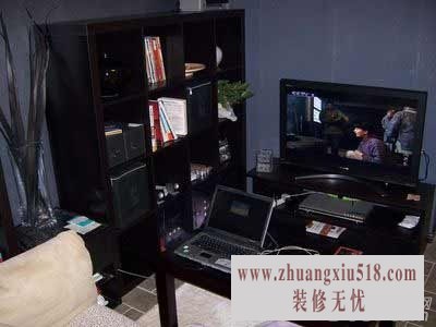 客厅兼书房的整体感觉,黑色能给人时尚冷静的感觉,黑色让人思考。