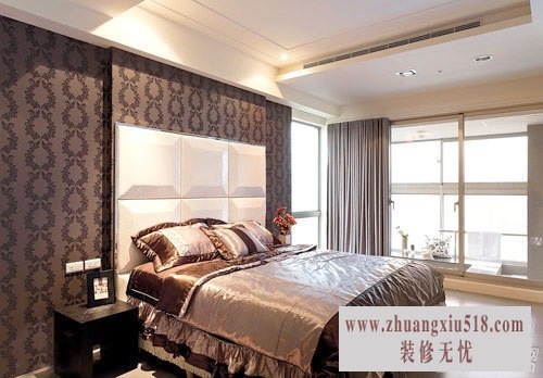 主卧区域于床头板设计以立体绷亮度的皮革作安排,边框以金属安排,于右侧窗户加入可推式门片,保留景观的采光,阳台以汤屋方式规划卫浴空间。