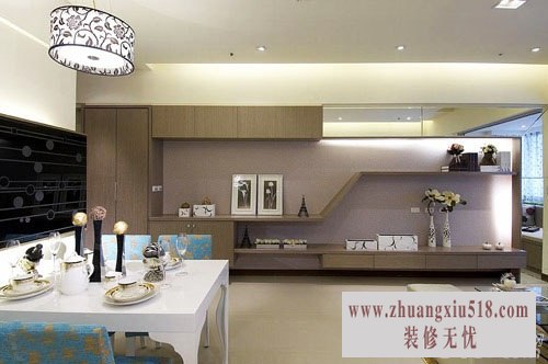 以秋香木皮、明镜、壁纸,为主墙面作分割比例的安排,层架错落的设计成为收纳及展示机能,同时自玄关收纳柜延展进入室内流线造型,加大空间感。