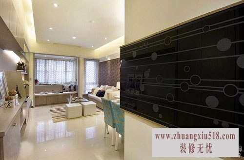 以黑色烤漆玻璃配以圆形、线条的喷砂图腾,作为玄关引领入室内的视觉效果,同时让有限的空间里,隐含丰富的语汇变化。