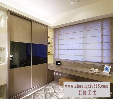 入门展示柜以“弓”字型设计,木作与玻璃质材交互使用。窗下阅读区域兼具化装桌使用,利用衣柜旁的畸零空间规划成为展示区域,衣柜以实木配以烤漆玻璃做门片的设计,运用与主墙相同语汇的图腾做喷砂的效果,极具视觉上的和谐。