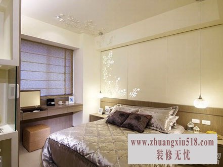 以间接光源作为床头光线的设计,一旁利用雷射雕刻叶片、花卉的语汇辅以灯光,透出细腻的层次,将图腾设计利用其凹凸变化延展至天花,成为主要的墙面表现。