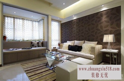 客厅于窗下设置坐卧区域,下方可作收纳使用。沙发后方墙面以较深色的花草图腾壁纸,成为视觉于空间中的焦点表现。