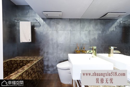 深色系的浴室释放所有压力,依屋主需求扩大坪数,并规划在小套房少见的大汤池,满足屋主对在家泡澡的期待。