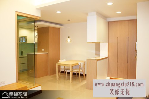 从进门开始,客厅、餐厅到厨房动线畅通无碍,为小夫妻营造优质且机能充足的幸福场域。