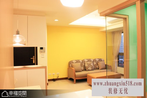 营造别具风格的生活品味,沙发背墙以鹅黄色系,鲜明空间主题,也让人眼睛一亮。