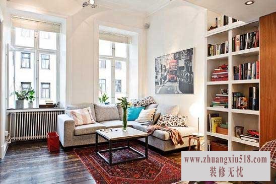 招待客人的小客厅需要充足的光照,两扇大窗户让光线照亮了室内,视野也能扩展到户外。