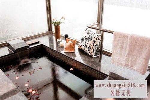 泡汤池以降板式的汤屋方式规划成为主卧的部份,临窗将户外景观尽收眼底,一旁以清玻璃与烤箱、三温暖室做空间上的界定,可以有效的隔绝湿气。