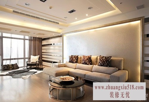 沙发后方主墙以古典画框式线板,配置间接光源,解析出空间的层次律动。