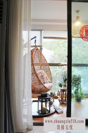 阳台上的惬意景象,阳台吊灯很www.zhuangxiu518.com。