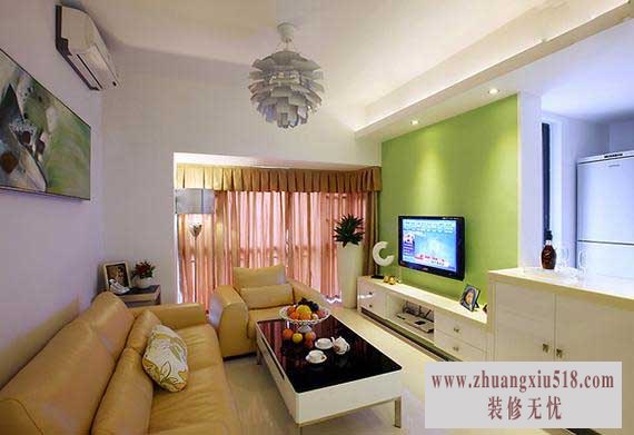 客厅和厨房仅一墙之隔,电视柜延伸开来即可做储藏之用也可充当吧台。