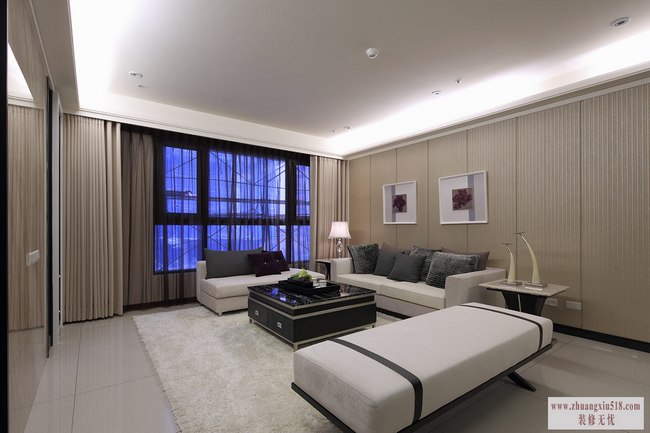 端景淡色壁纸同时出落于客厅,彼此呼应又铺展出适宜的雅致布景。