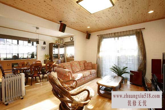 良好的采光让客厅和餐厅充满阳光，看着这样的房间，心情会更加开朗。