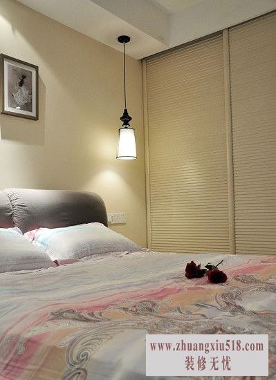 淡淡的米黄色烘托出宁静的睡眠环境,卧室是那么素雅,温馨。