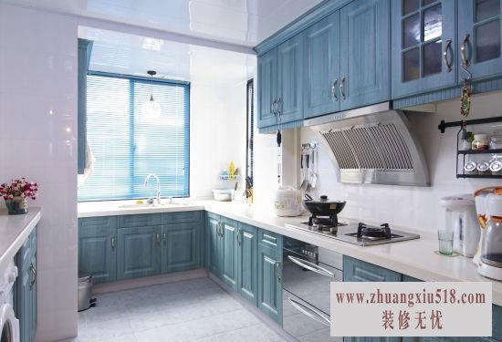 明媚的阳光透过百叶帘照射进来,点亮了室内。
