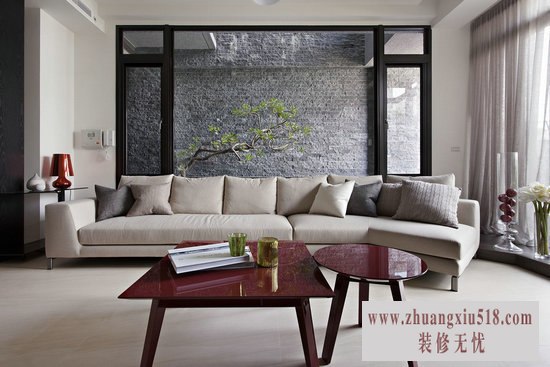 设计师调整电视墙位置,内缩一点墙面增设户外景致,以退为进争取出自然人文的居住感受。
