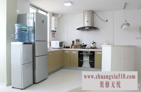 简单的厨房和小吧台。
