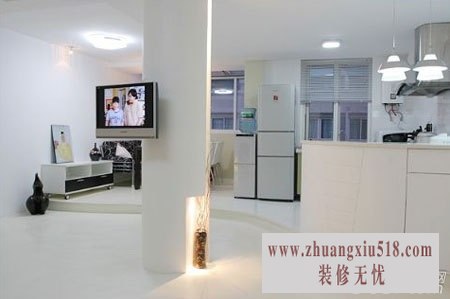 空间隔断的这边是开放式的厨房和餐厅,简约感释放。