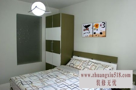 这间卧室采用了墨绿色的装饰,让空间有了色彩上的变化。