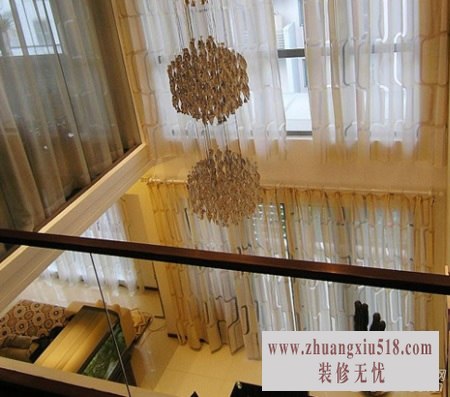 华丽丽的吊顶,空间感觉大了许多。