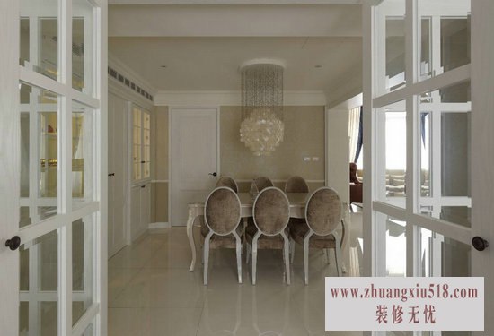 餐厅温馨又带有华丽风,主体为圆背椅以及法式风情的裸色餐桌,衬以经典美式元素:玻璃格子门、双开门形式与温馨素雅的壁纸。