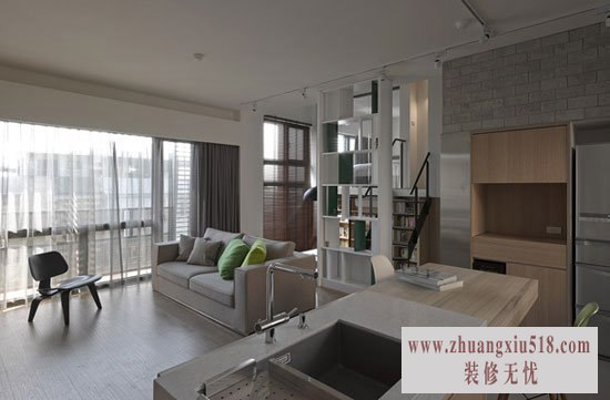 当然地面的分界是一部分,毕竟是平面的。但是吧台与洗手盘一体,把客厅与厨房从立面上彻底划清。