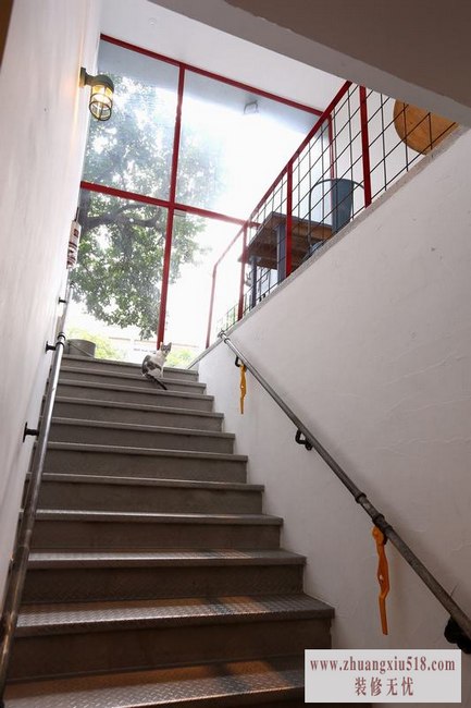 旧铁
管改造而成的楼梯扶手,穿越时空、预告著空间的历史况味。