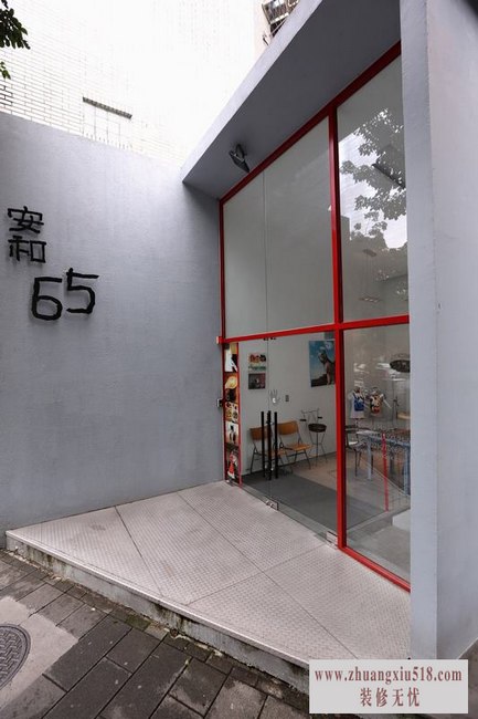 基地一楼空间,挑高门面刻意开以长型玻璃窗处理,采光导入时人行道树影倒映上了外墙,营造出清新的展示氛围。
