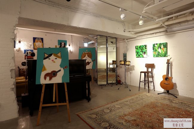 三只猫咪漫步的空间里,设计师预留了大片墙面展示业主与日本知名画家合作展品,让丰富的工业风格与
业主人文品味有了深度的紧密融合。