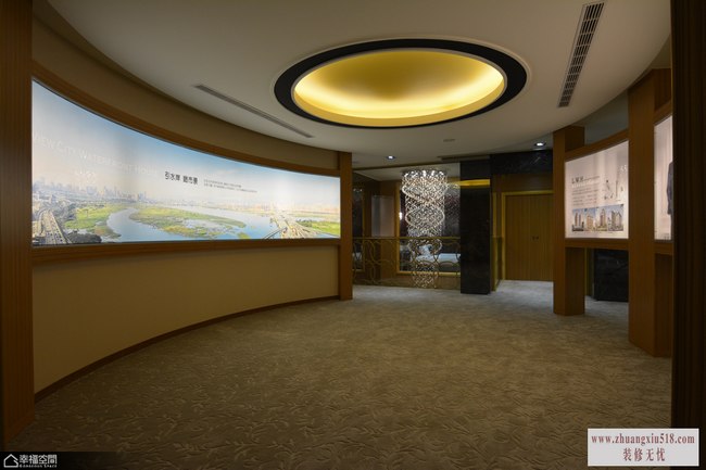 使用圆弧的灯箱作为展示立面,具体表现地产商的公司愿景。