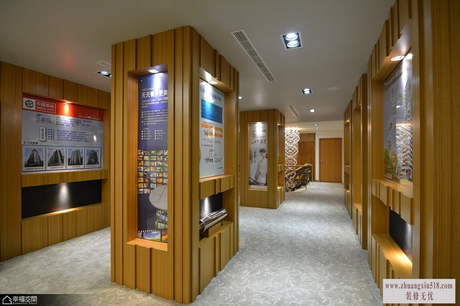 柚木贴皮的资料展示区,运用沉稳、干净的手法,将木质温润表现于场域之中。
