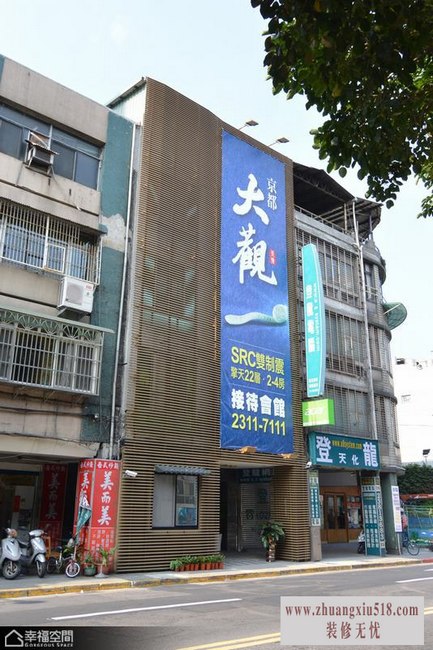 位于北市康定路的接待中心,是设计师李宗育为地产商打造的项目,整体设计除了展现恢弘气势。
