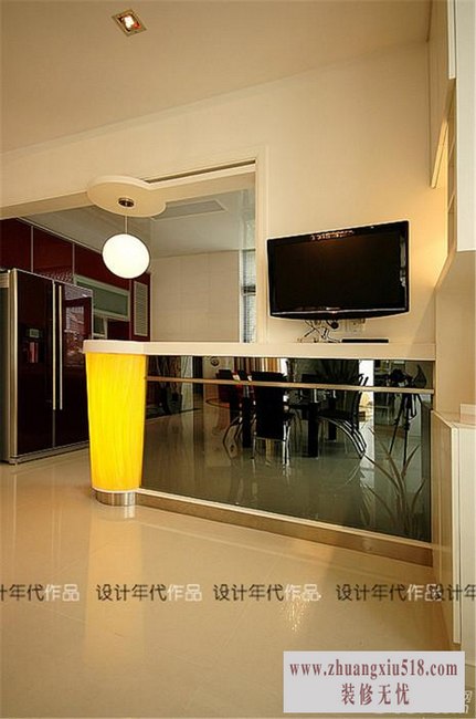 走进餐厅,餐厅挂着一个小电视,用餐时可以看看新闻,从这里可以看到厨房