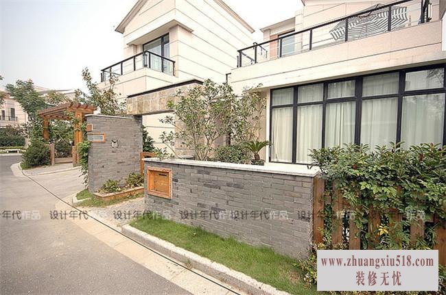 在街道上看别墅