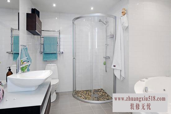卫生间的玻璃拉门隔断了干湿两地,淋浴间采用凹凸不平的瓷砖来防滑。
