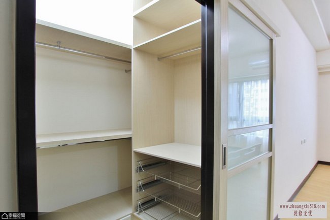 原本ㄇ字型规划的更衣空间，因部分坪效转让以餐厅区域，东风室内设计透过精算规划满足屋主所需。