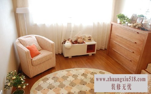 圆形的格子地毯和旁边的格子沙发,是主人精挑细选淘回来的。